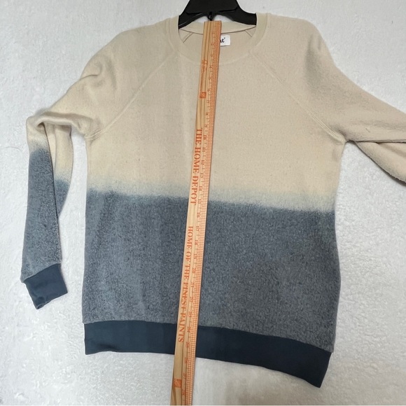 Feat Blanket Blend Women's Ombre Cream Blue Crew Neck Sweatshirt Size Small - Picture 6 of 6